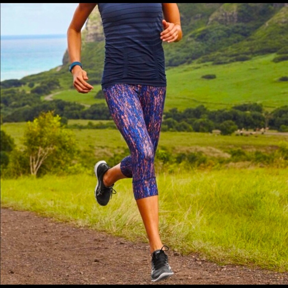 ATHLETA Reptile Relay Capri Leggings Blue Small - Picture 3 of 16